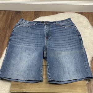 Judy Blue ALTERED High Rise 9" Inseam Shorts Vintage Wash